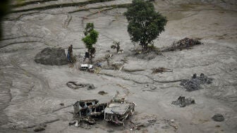 Una vista a&eacute;rea muestra edificios y un autom&oacute;vil da&ntilde;ados y cubiertos de barro cerca del r&iacute;o Trishuli tras las riadas en Nepal