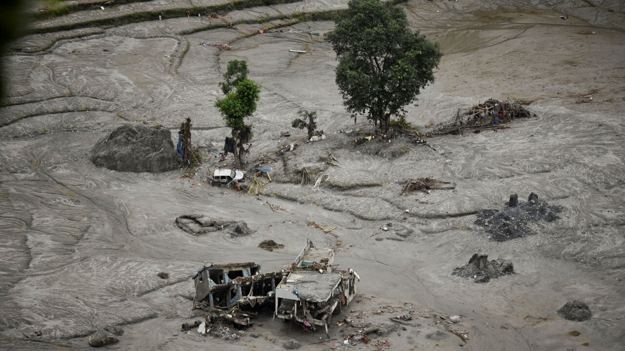 Nepal sigue buscando desaparecidos y usa drones de carga par...