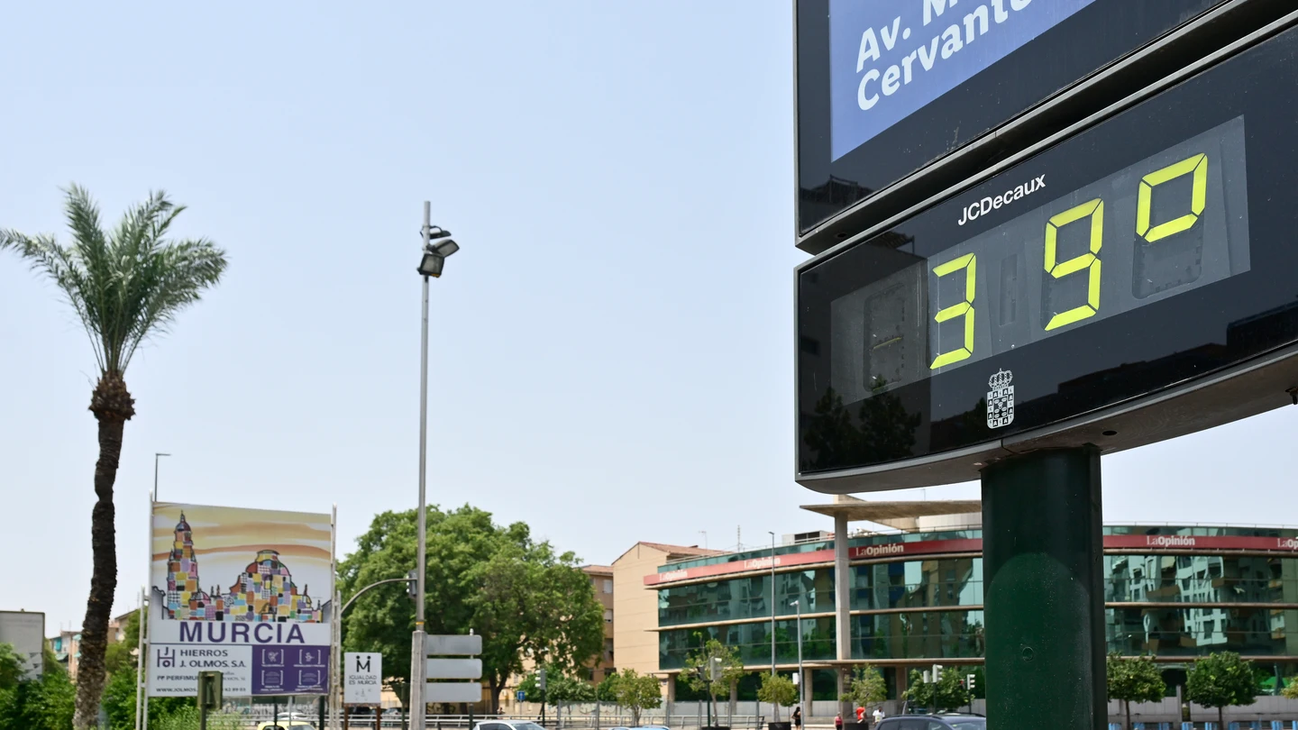 Termómetro callejero marca 39 grados, a 22 de julio de 2026, en Murcia, Región de Murcia (España). Termómetro callejero marca 39 grados, a 22 de julio de 2026, en Murcia, Región de Murcia (España).