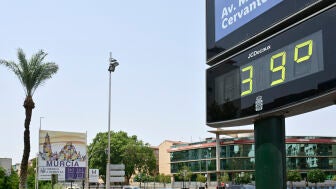 Term&oacute;metro callejero marca 39 grados, a 22 de julio de 2026, en Murcia, Regi&oacute;n de Murcia (Espa&ntilde;a).