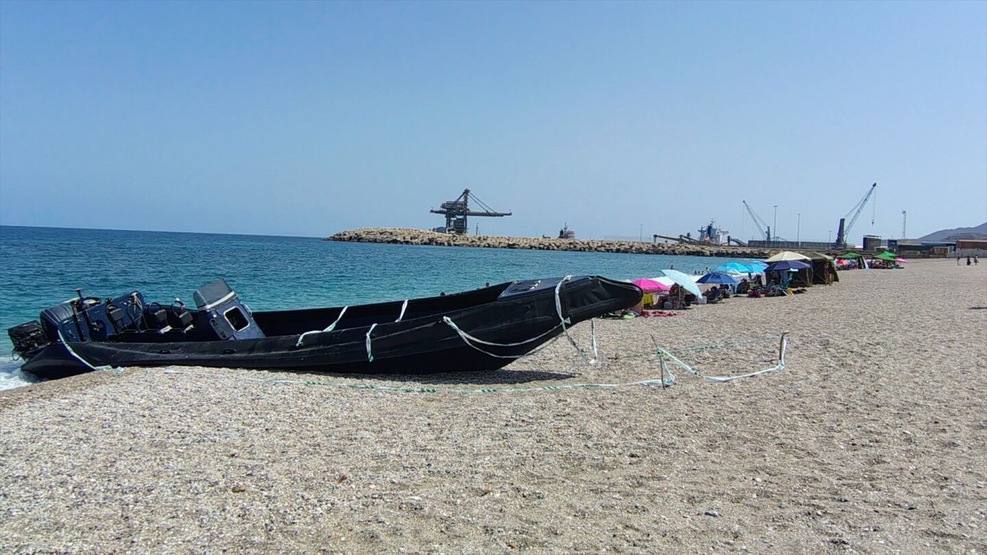 Imagen de archivo de una narcolancha precintada por la Guardia Civil en la playa de las Marinicas, Almer&iacute;a