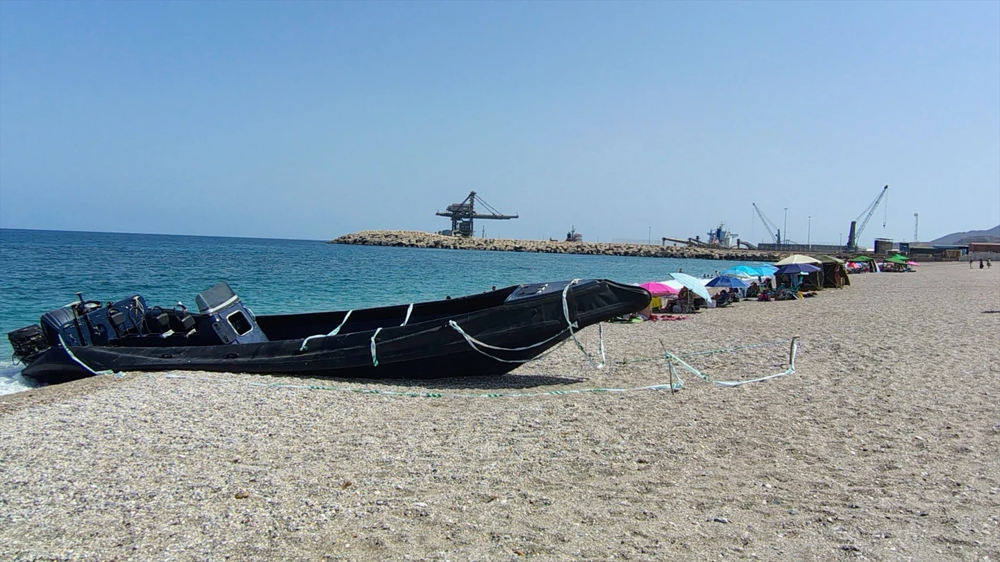 Imagen de archivo de una narcolancha precintada por la Guardia Civil en la playa de las Marinicas, Almería Imagen de archivo de una narcolancha precintada por la Guardia Civil en la playa de las Marinicas, Almería