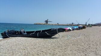 Imagen de archivo de una narcolancha precintada por la Guardia Civil en la playa de las Marinicas, Almer&iacute;a