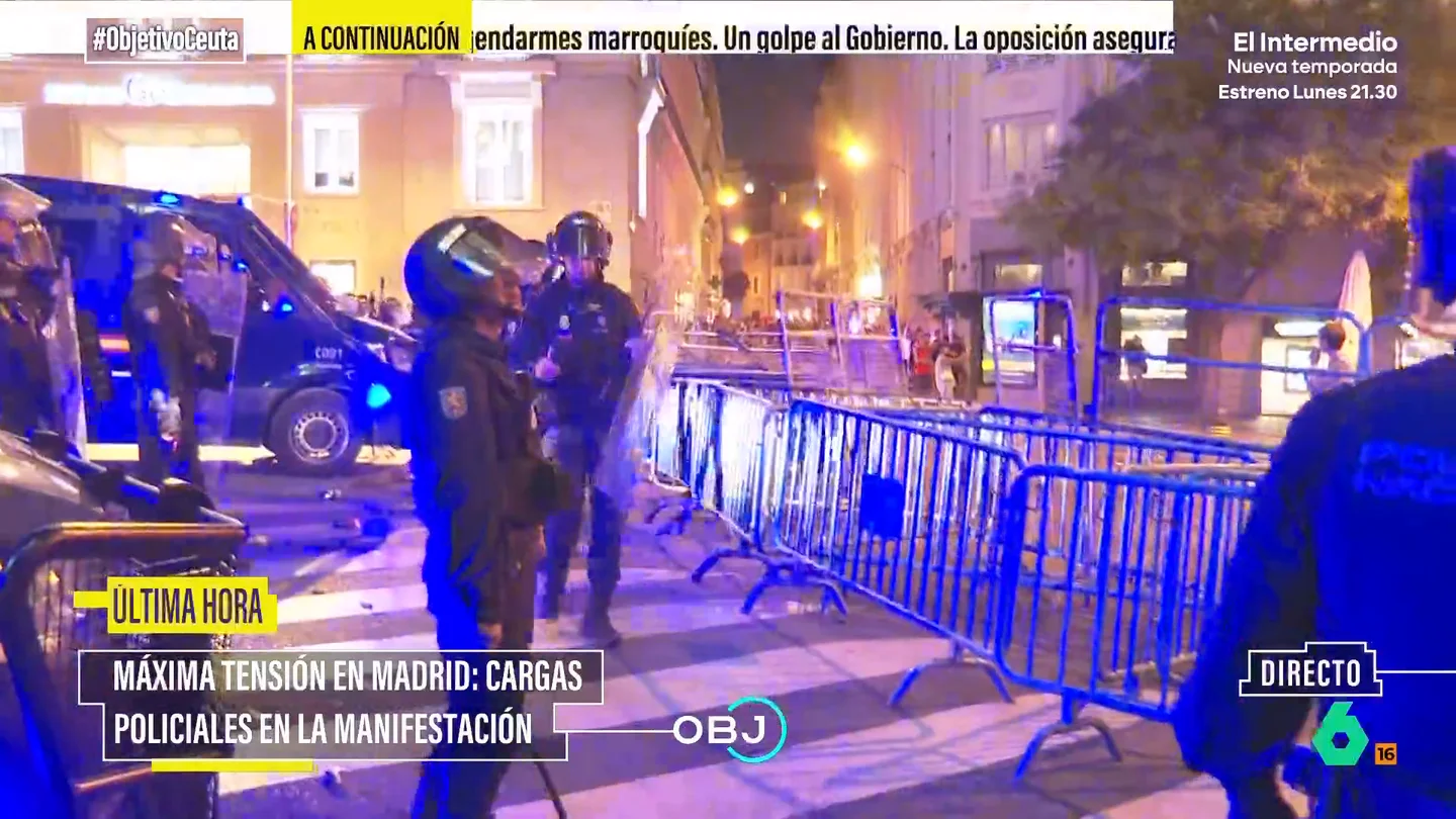 Gases lacrimógenos y cargas policiales en la manifestación de Madrid: grupos ultras revientan la protesta Las protestas pacíficas a favor de Ceuta terminaban en Madrid en cargas policiales, que se veían obligadas a responder con material antidisturbios después de que varios grupos de ultras reventaran la manifestación.