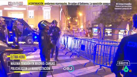 Gases lacrimógenos y cargas policiales en la manifestación de Madrid: grupos ultras revientan la protesta Las protestas pacíficas a favor de Ceuta terminaban en Madrid en cargas policiales, que se veían obligadas a responder con material antidisturbios después de que varios grupos de ultras reventaran la manifestación.