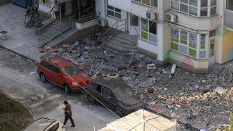 Un residente camina frente a un edificio de apartamentos alcanzado por un ataque con drones rusos en Odesa.