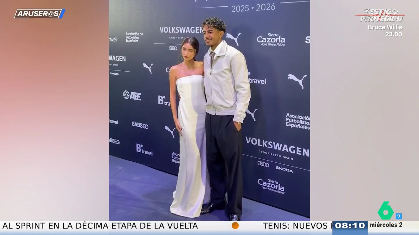 Lamine Yamal aparece con look sorpresa junto a Inés García en los Premios AFE: "Qué mal le queda el bigote" Lamine Yamal aparece con look sorpresa junto a Inés García en los Premios AFE: "Qué mal le queda el bigote"