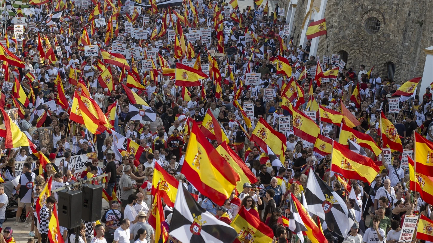 Miles de personas participan en la concentración de Ceuta Miles de personas participan en la concentración de Ceuta