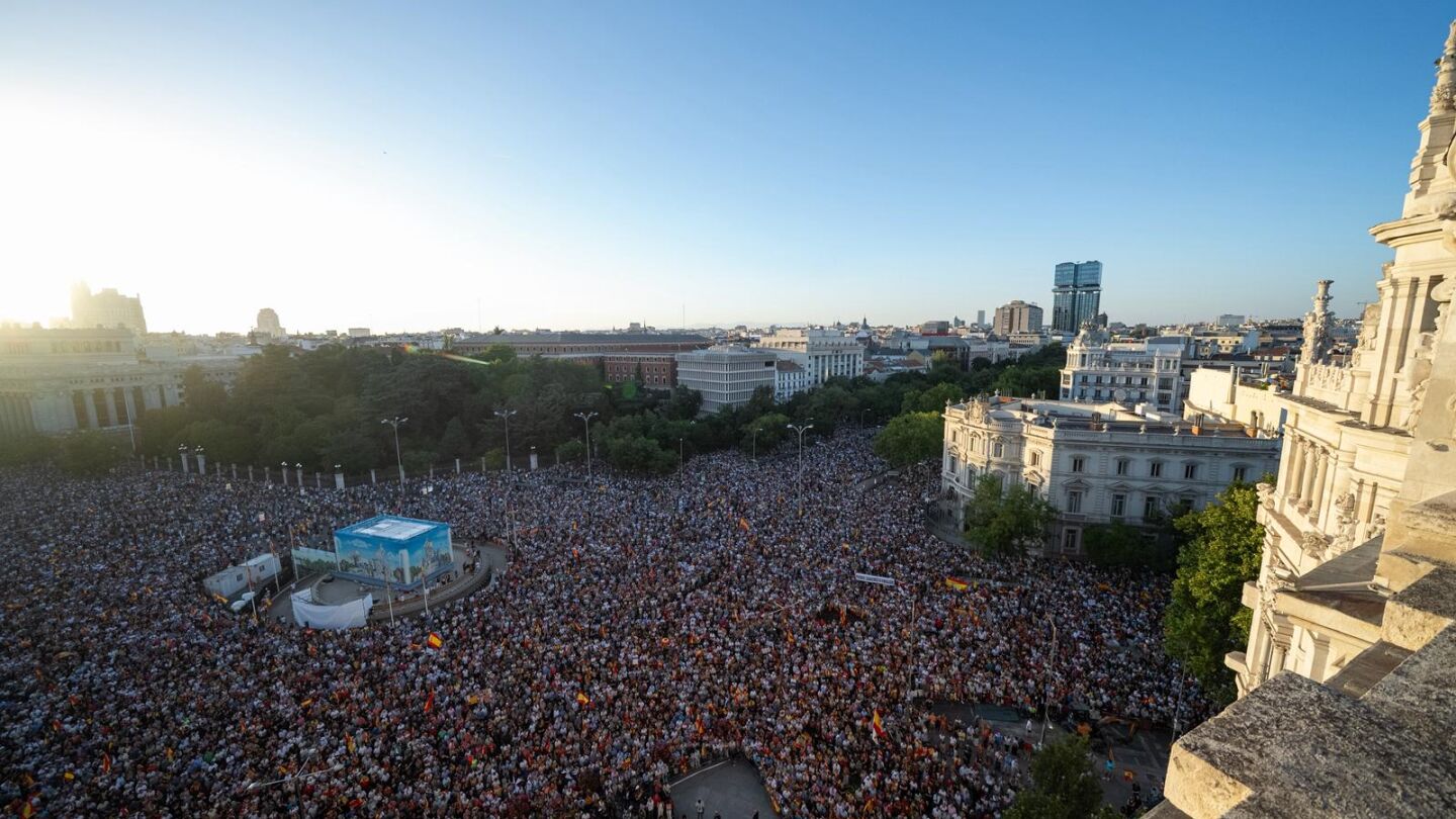 50.000 personas se reúnen en la Plaza de Cibeles de Madrid para mostrar su apoyo a Ceuta
