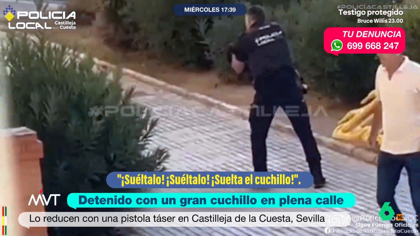 Los agentes de la Polic&iacute;a Local de Castilleja de la Cuesta, en Sevilla, consegu&iacute;an reducir en plena calle y con una pistola t&aacute;ser a un hombre que acababa de robar en una gasolinera y que portaba un cuchillo de grandes dimensiones. El momento fue grabado por un testigo.