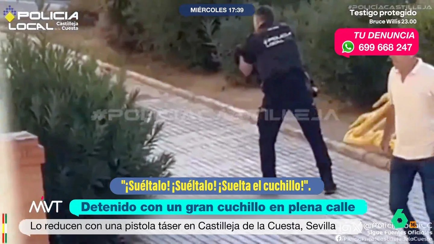 Órdenes claras y una pistola táser: así consiguió la Policía de Castilleja de la Cuesta neutralizar a un hombre con un cuchillo de grandes dimensiones Los agentes de la Policía Local de Castilleja de la Cuesta, en Sevilla, conseguían reducir en plena calle y con una pistola táser a un hombre que acababa de robar en una gasolinera y que portaba un cuchillo de grandes dimensiones. El momento fue grabado por un testigo.