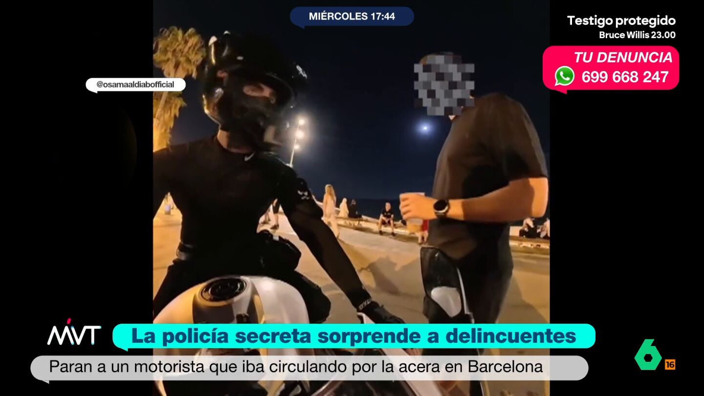 El polic&iacute;a se encontraba en el paseo mar&iacute;timo de la Ciudad Condal cuando par&oacute; al motorista para sancionarle. La actuaci&oacute;n ha generado una gran pol&eacute;mica debido a que el agente llevaba un vaso. 