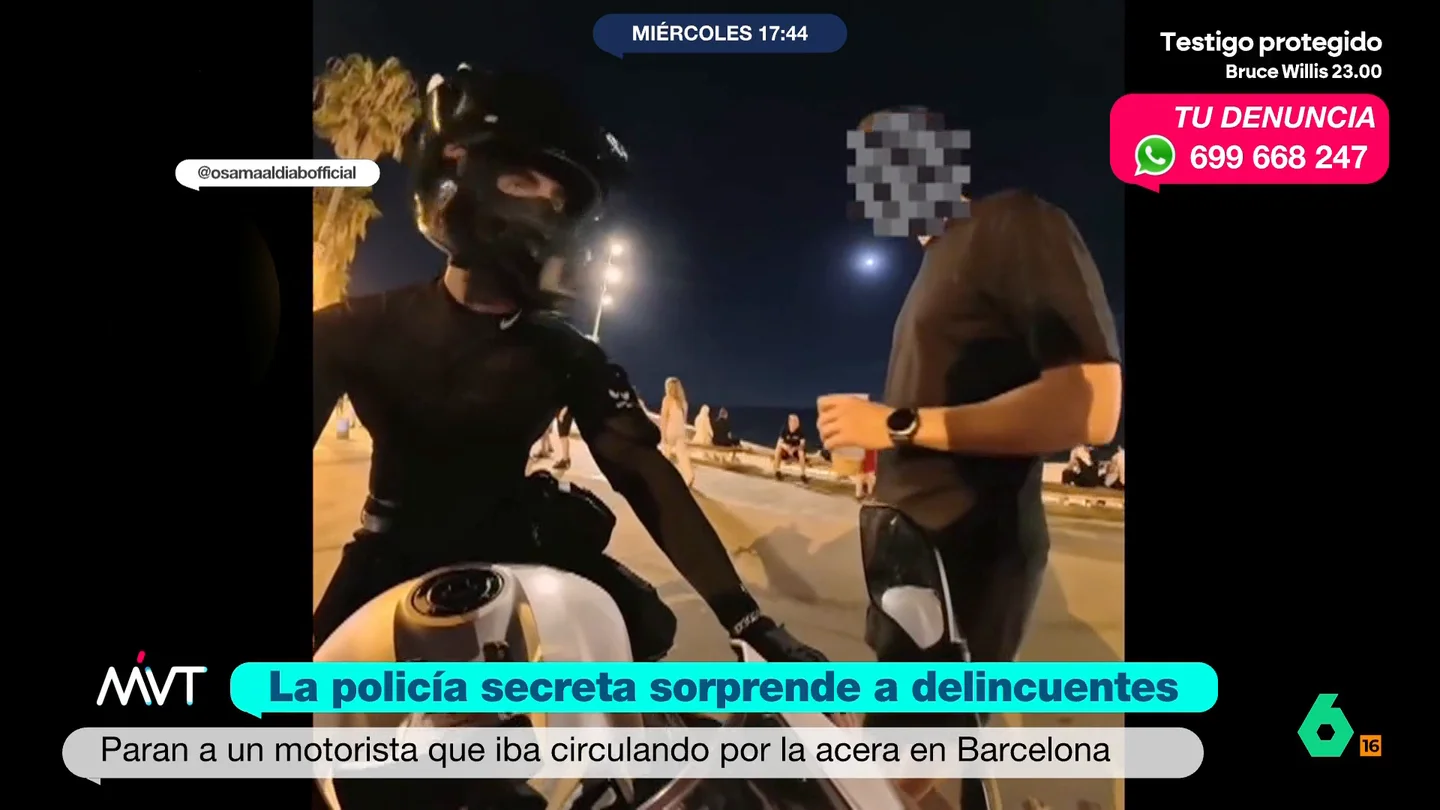 Un agente de paisano sorprende a un motorista que circulaba por la acera en Barcelona El policía se encontraba en el paseo marítimo de la Ciudad Condal cuando paró al motorista para sancionarle. La actuación ha generado una gran polémica debido a que el agente llevaba un vaso.