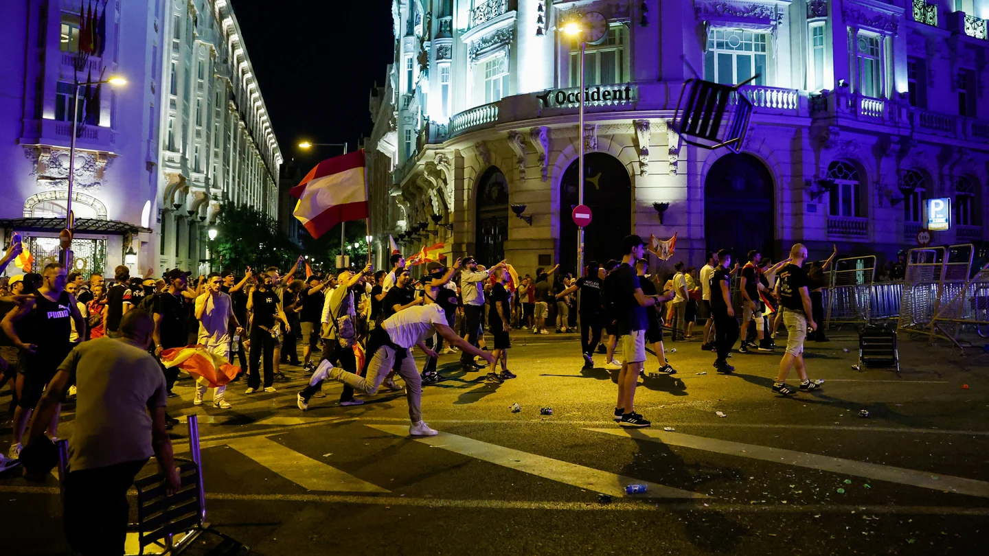 Un grupo de ultras se enfrentan a la Policía durante la protesta en Madrid de apoyo a Ceuta Un grupo de ultras se enfrentan a la Policía durante la protesta en Madrid de apoyo a Ceuta
