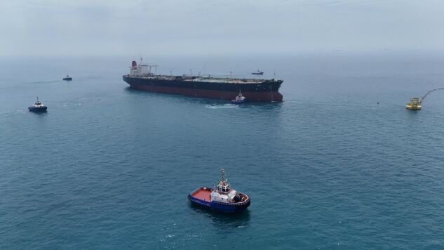 Varios barcos navegan por Ormuz