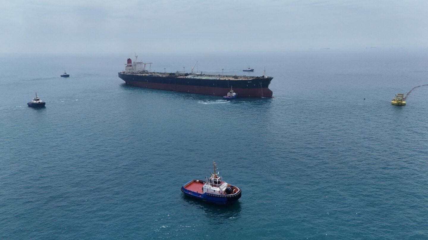 Varios barcos navegan por Ormuz