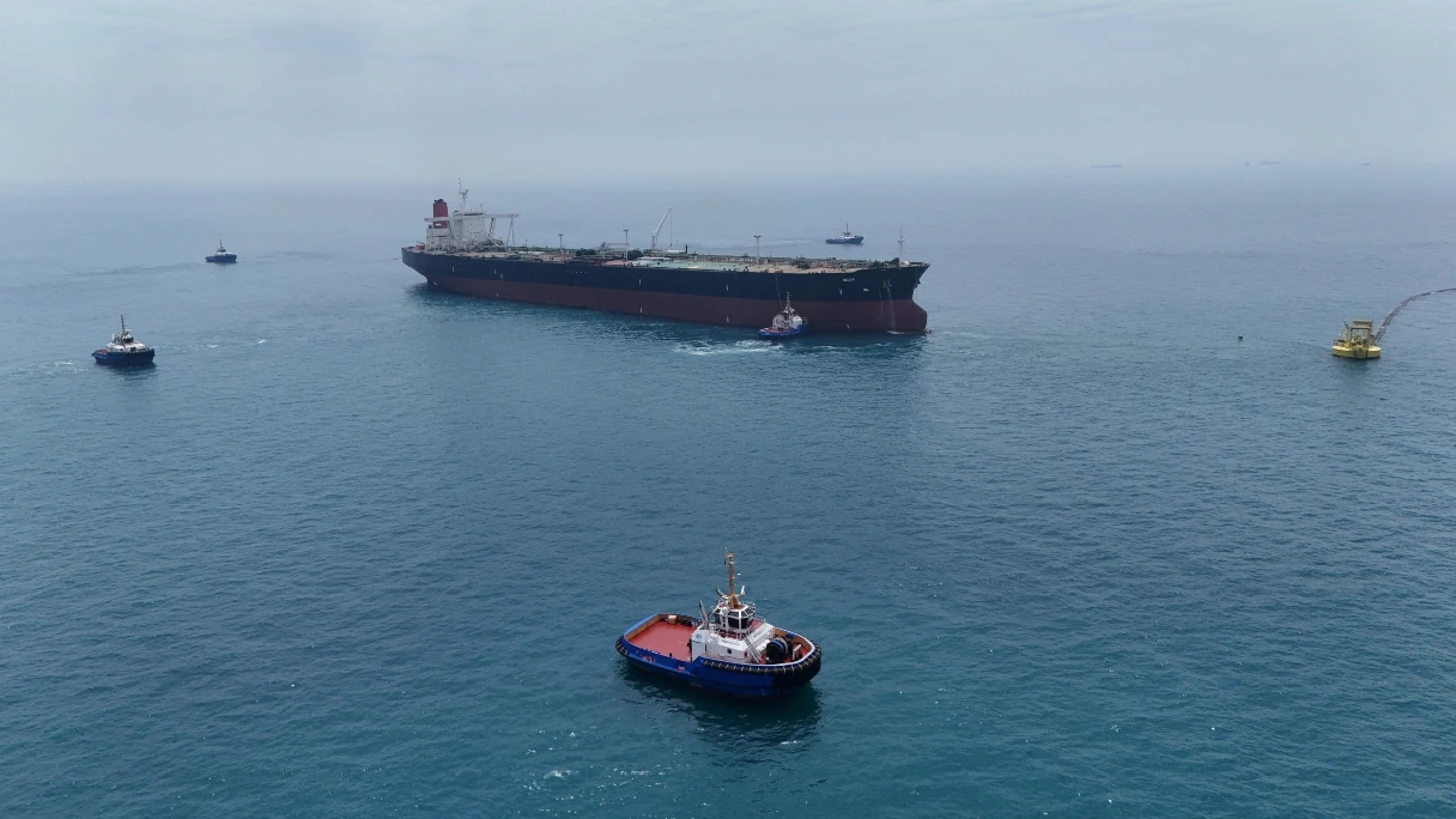 Varios barcos navegan por Ormuz Varios barcos navegan por Ormuz