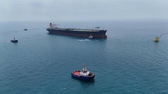 Varios barcos navegan por Ormuz