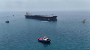 Varios barcos navegan por Ormuz
