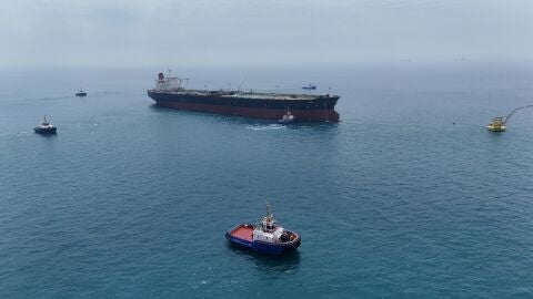 Varios barcos navegan por Ormuz