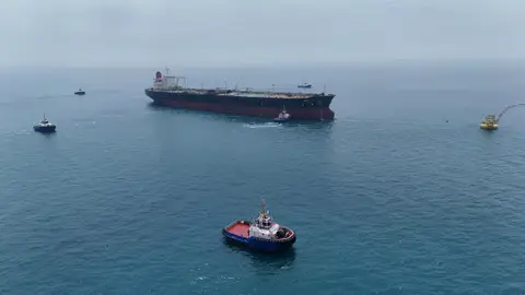 Varios barcos navegan por Ormuz Varios barcos navegan por Ormuz