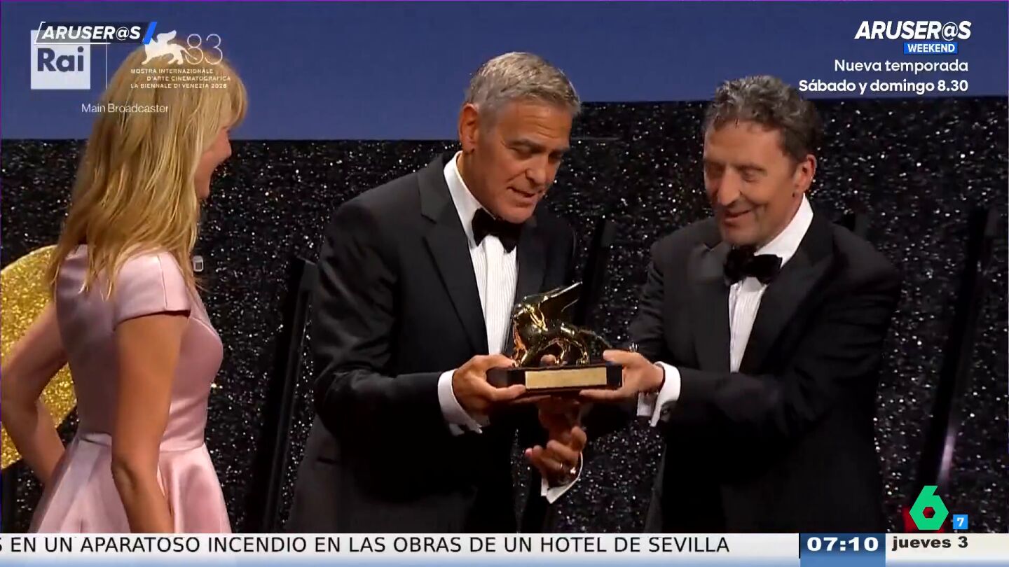 George Clooney recibe el Le&oacute;n de Oro en el Festival de Venecia de la mano de Laura Dern
