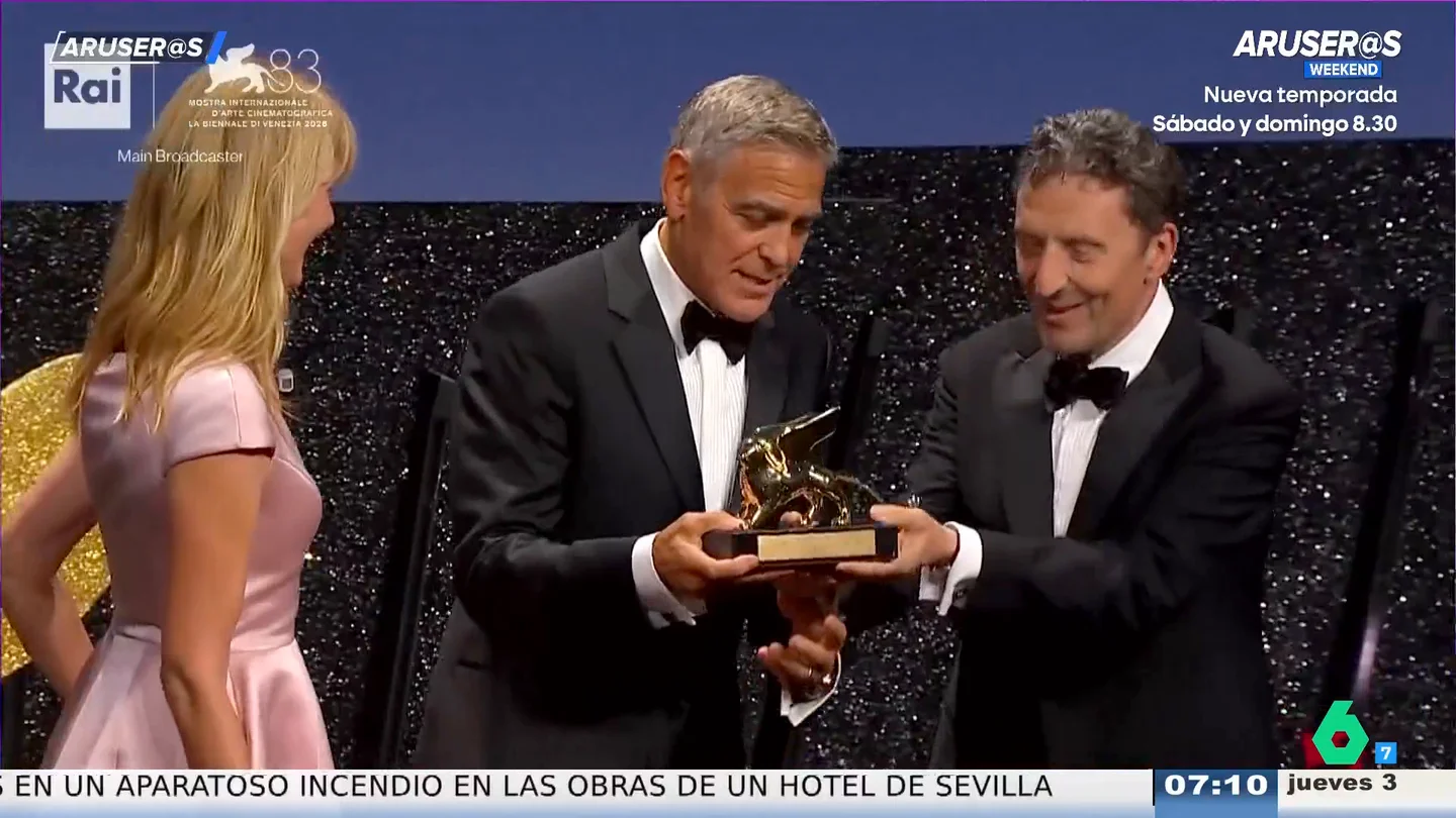 George Clooney recibe el León de Oro en el Festival de Venecia de la mano de Laura Dern George Clooney recibe el León de Oro en el Festival de Venecia de la mano de Laura Dern