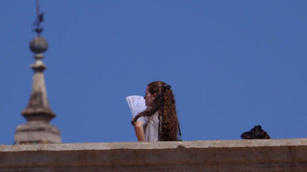 Una mujer, con un abanico