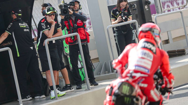 Valentino Rossi mira a Marc M&aacute;rquez saliendo del box con la Ducati