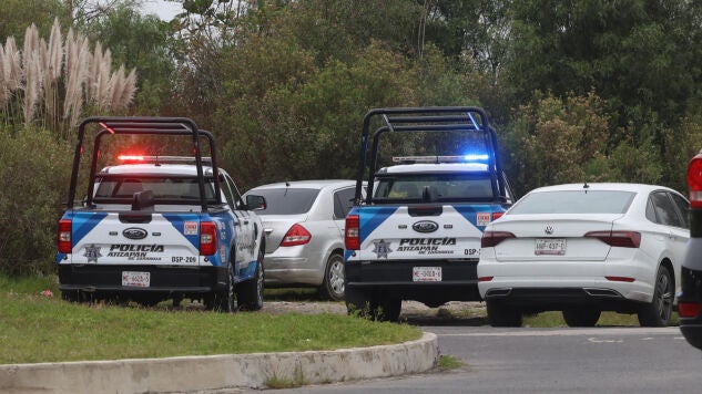 Polic&iacute;as custodian la zona donde se cometi&oacute; un homicidio m&uacute;ltiple.
