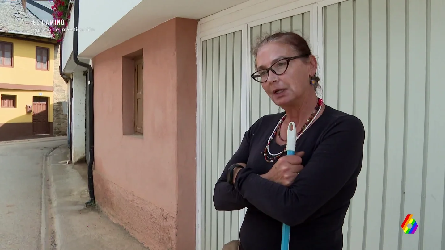 La dueña de un albergue del Camino de Santiago reconoce que pinta flechas para guiar a los peregrinos a su negocio: "Por el otro lado no hay fuentes" La dueña de un albergue del Camino de Santiago reconoce que pinta flechas para guiar a los peregrinos a su negocio: "Por el otro lado no hay fuentes"