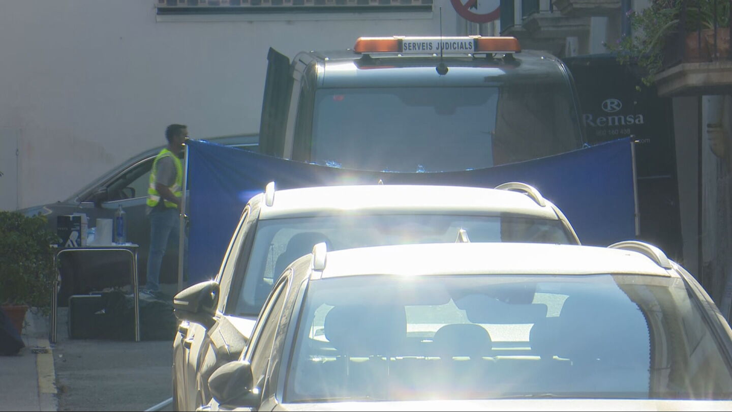 Im&aacute;genes desde el exterior de la vivienda en la que se han encontrado los restos del beb&eacute;.