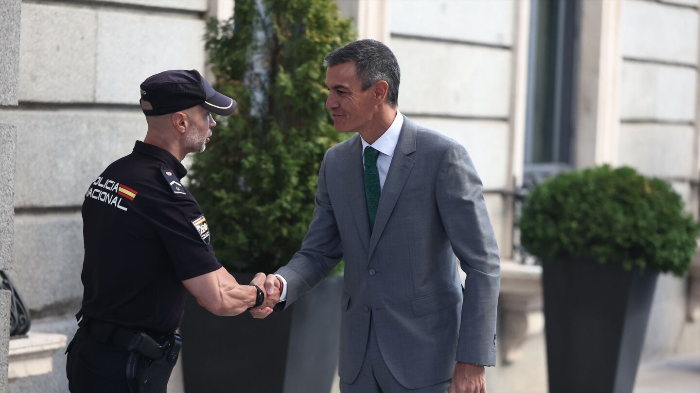 Pedro S&aacute;nchez saluda a un agente de la Polic&iacute;a Nacional a su llegada al Congreso de los Diputados.