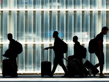 Pasajeros en un aeropuerto