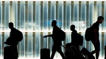 Pasajeros en un aeropuerto