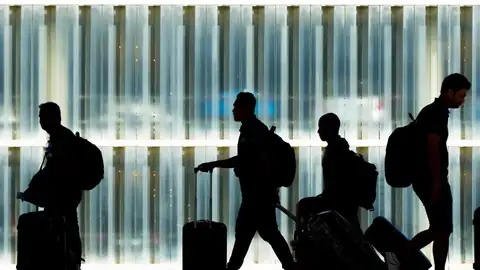 Pasajeros en un aeropuerto Pasajeros en un aeropuerto