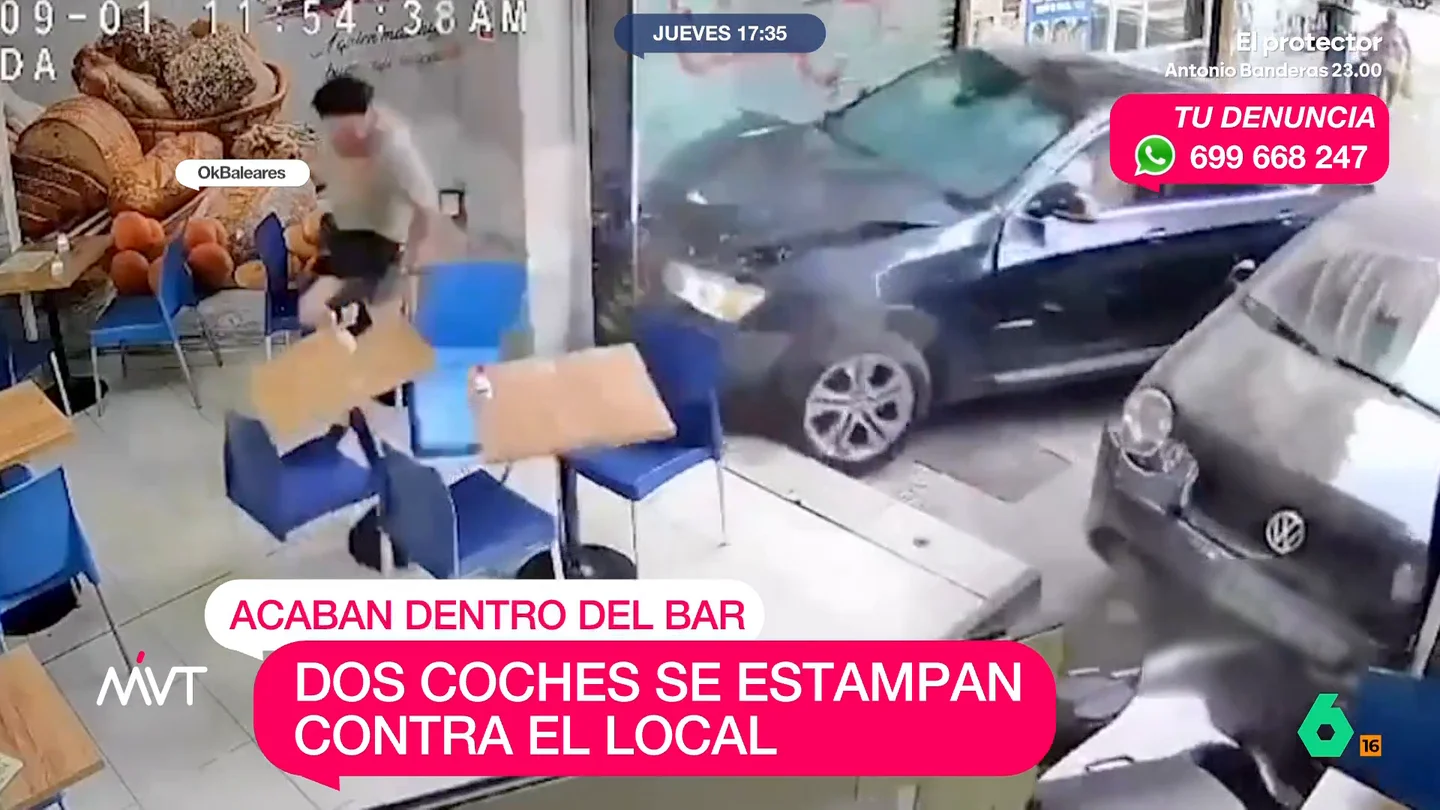 Un hombre estampa dos coches contra un bar en Mallorca: ni tenía carnet ni había conducido jamás un automático Todo apunta a que el jefe del conductor le había pedido que le aparcara el coche. Al no tener carnet ni haber conducido nunca un vehículo automático, pisó el acelerador, arramplando con todo a su paso hasta chocar con el bar.