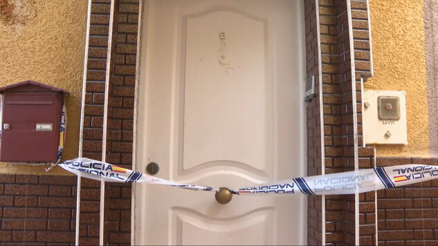 Puerta de la casa en la que se ha producido el asesinato en Ceuta