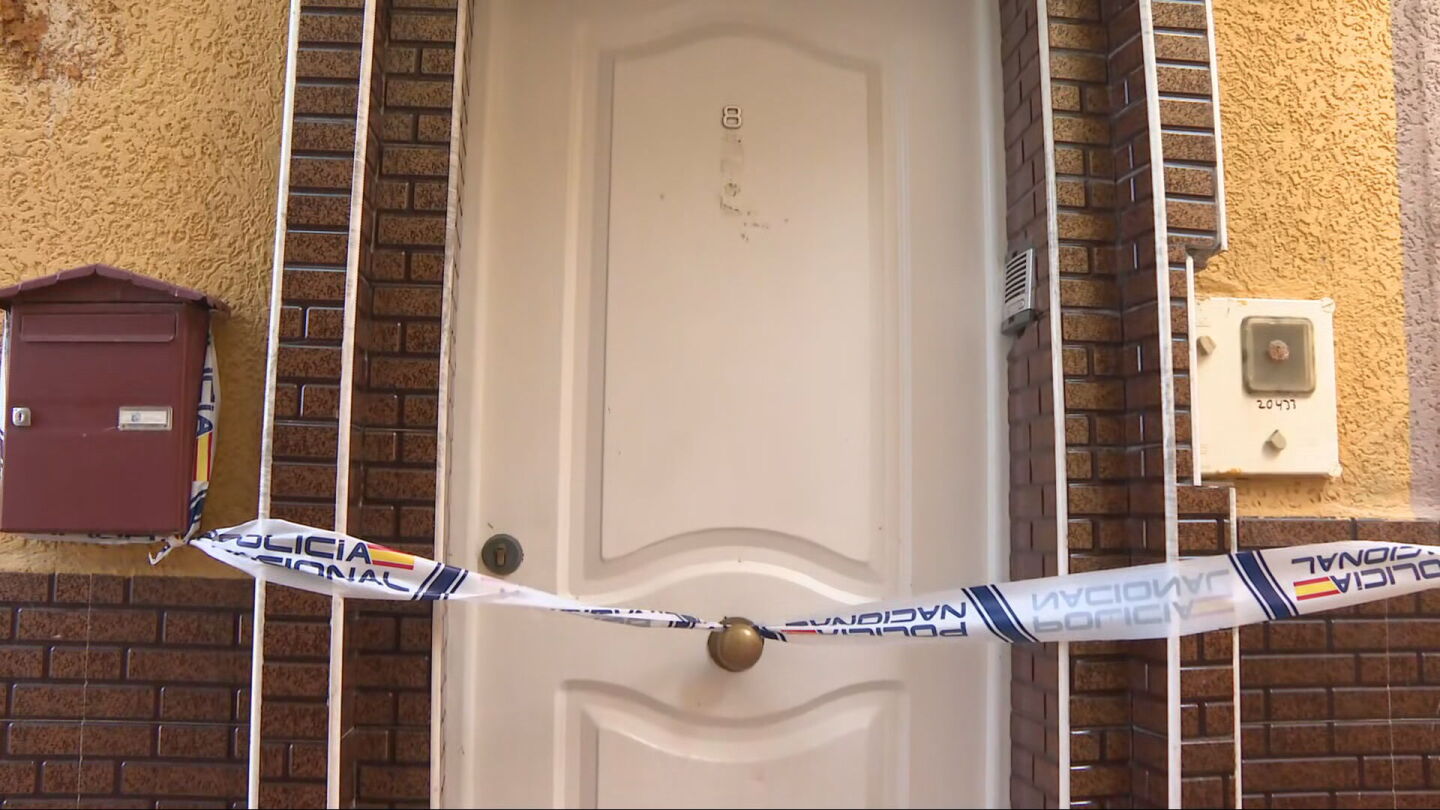 Puerta de la casa en la que se ha producido el asesinato en Ceuta