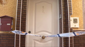 Puerta de la casa en la que se ha producido el asesinato en Ceuta