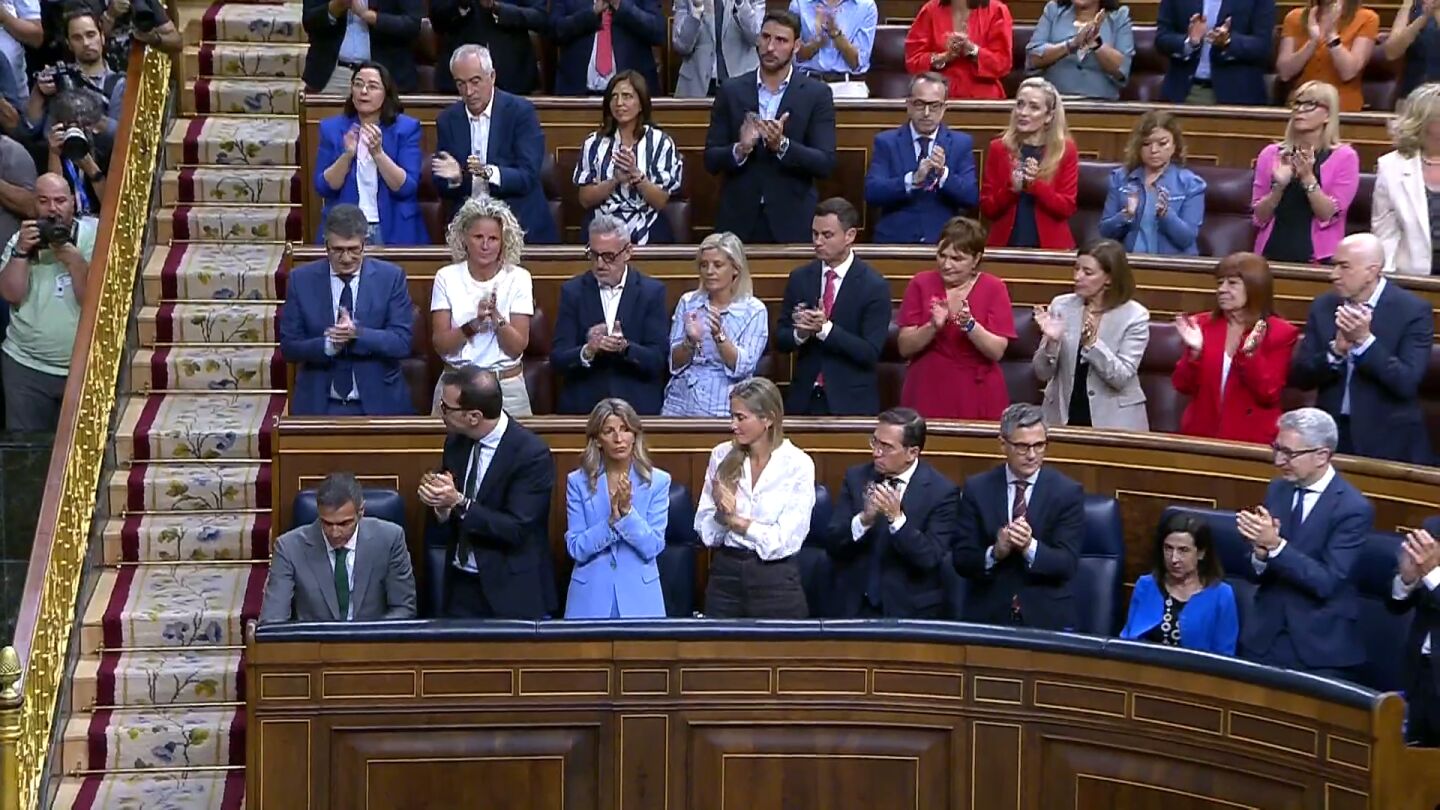 Robles no aplaude a Sánchez tras su discurso sobre la crisis en Ceuta