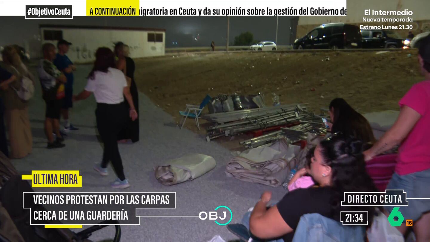 Los ceut&iacute;es se plantan contra los asentamientos previstos por el Gobierno: impiden la descarga de lonas para una carpa frente a una escuela infantil