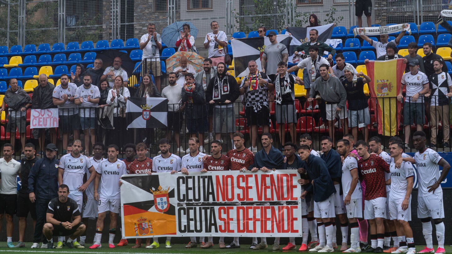 Futbolistas del Ceuta junto a su afici&oacute;n