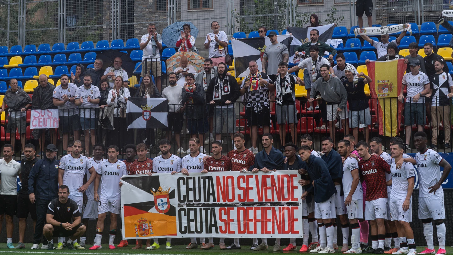 Futbolistas del Ceuta junto a su afición Futbolistas del Ceuta junto a su afición