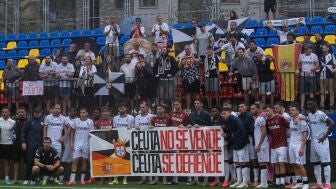 Futbolistas del Ceuta junto a su afici&oacute;n
