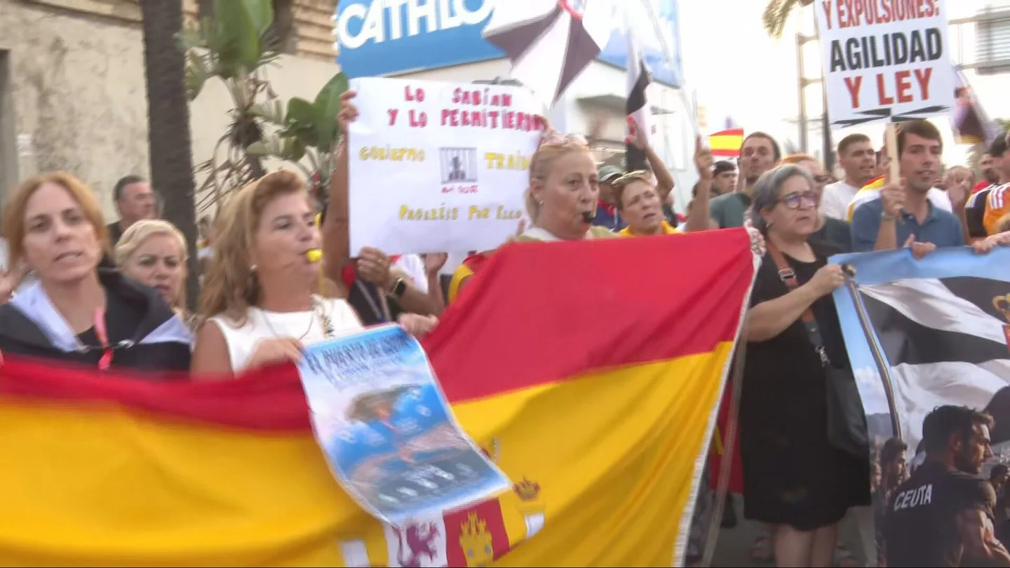 Los ceutíes vuelven a protestar contra la instalación de carpas para alojar a migrantes Los ceutíes vuelven a protestar contra la instalación de carpas para alojar a migrantes