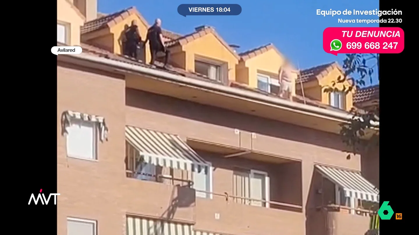 Dos agentes de la Policía Nacional rescatan a un hombre que amenazaba con saltar al vacío en Ávila Los negociadores, que además son instructores en la Escuela Nacional de Policía de Ávila, consiguieron, después de cinco horas, que el hombre volviera al interior de la casa.