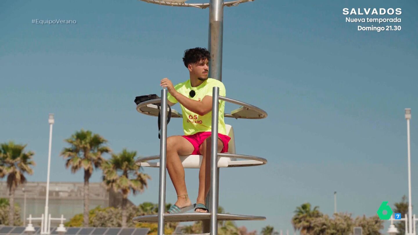 Equipo de Investigaci&oacute;n acompa&ntilde;a a Jorge, un socorrista de M&aacute;laga que explica c&oacute;mo tiene que abarcar &eacute;l solo tres kil&oacute;metros de una de las playas m&aacute;s masificadas del litoral espa&ntilde;ol: "Siento bastante presi&oacute;n, por lo menos aqu&iacute; habr&aacute; en un rato 10.000 personas".