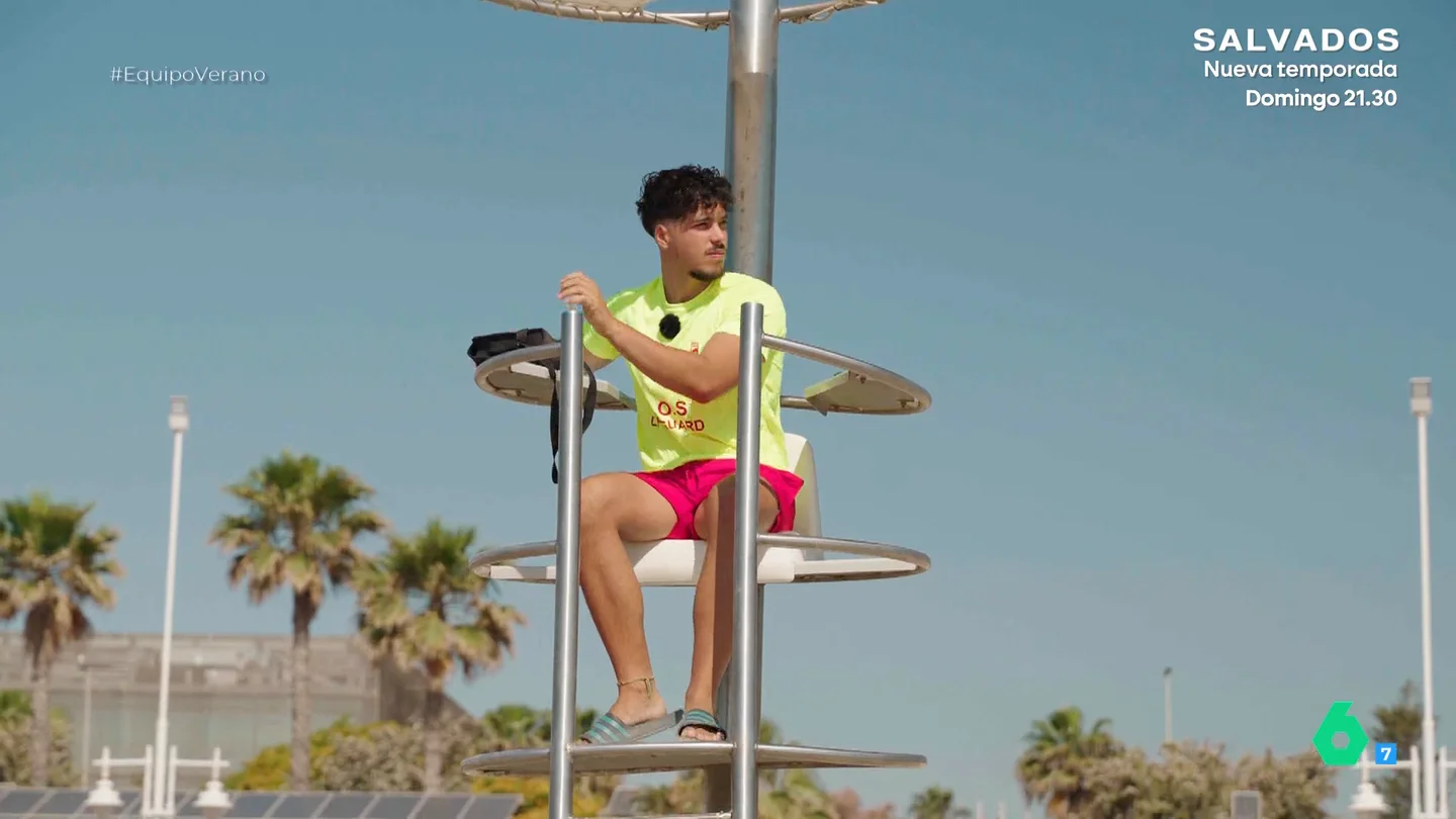 Tres kilómetros de playa para un solo socorrista en Málaga: presión y condiciones precarias para quienes tienen miles de vidas a su cargo Equipo de Investigación acompaña a Jorge, un socorrista de Málaga que explica cómo tiene que abarcar él solo tres kilómetros de una de las playas más masificadas del litoral español: "Siento bastante presión, por lo menos aquí habrá en un rato 10.000 personas".
