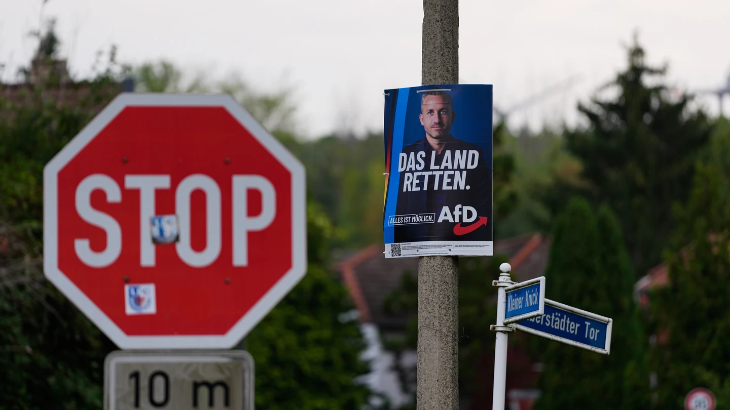 Un cartel electoral de Ulrich Siegmund, el principal candidato de AfD en las elecciones estatales de Alta Sajonia colocado detrás de una señal de tráfico. Un cartel electoral de Ulrich Siegmund, el principal candidato de AfD en las elecciones estatales de Alta Sajonia colocado detrás de una señal de tráfico.